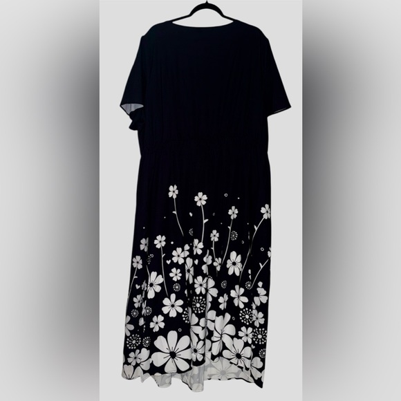 BloomChic Black and White Floral Midi Dress NWT💕 - Picture 3 of 5